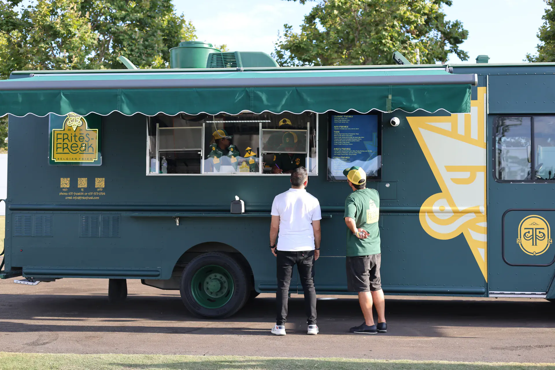 The FRitēS-FReaK truck serving guests on an open field in the evening